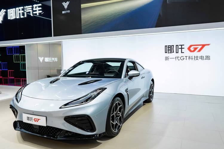 佛山214哪吒汽车在智能汽车领域的表现，领途汽车在新能源汽车市场中的影响力